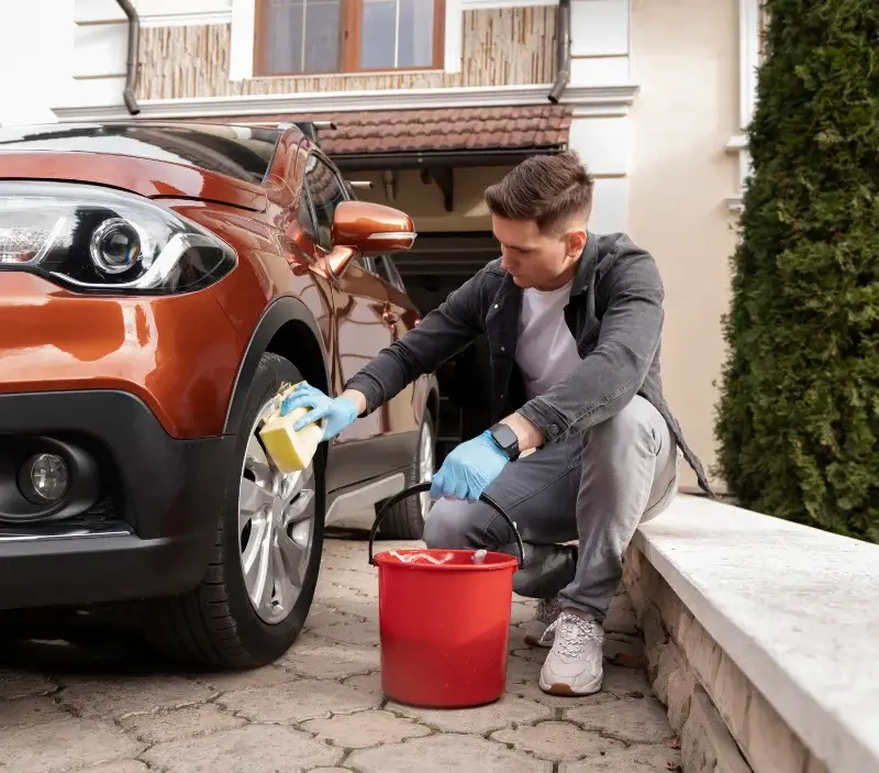 Lavage auto à domicile Saint-Germain-les-Vergnes : professionnel intervenant sur un véhicule